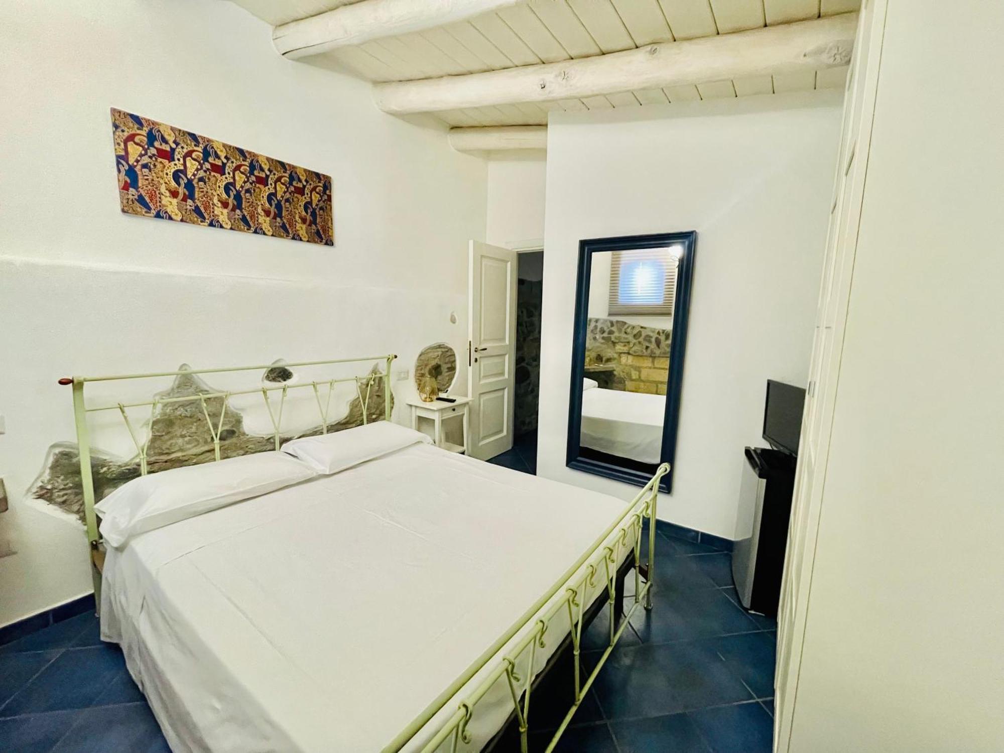 Borgo Camicia In Bed and Breakfast Barcellona-Pozzo di Gotto Exteriör bild