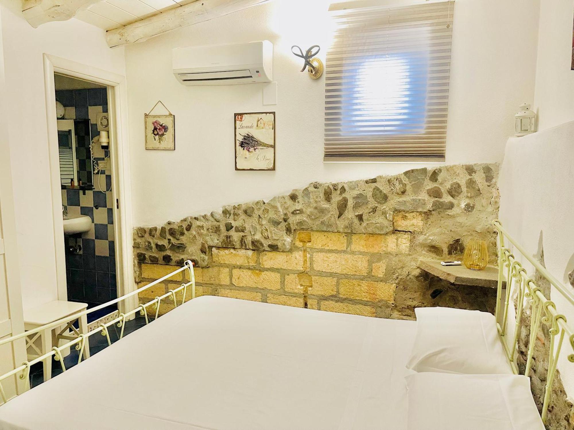 Borgo Camicia In Bed and Breakfast Barcellona-Pozzo di Gotto Rum bild