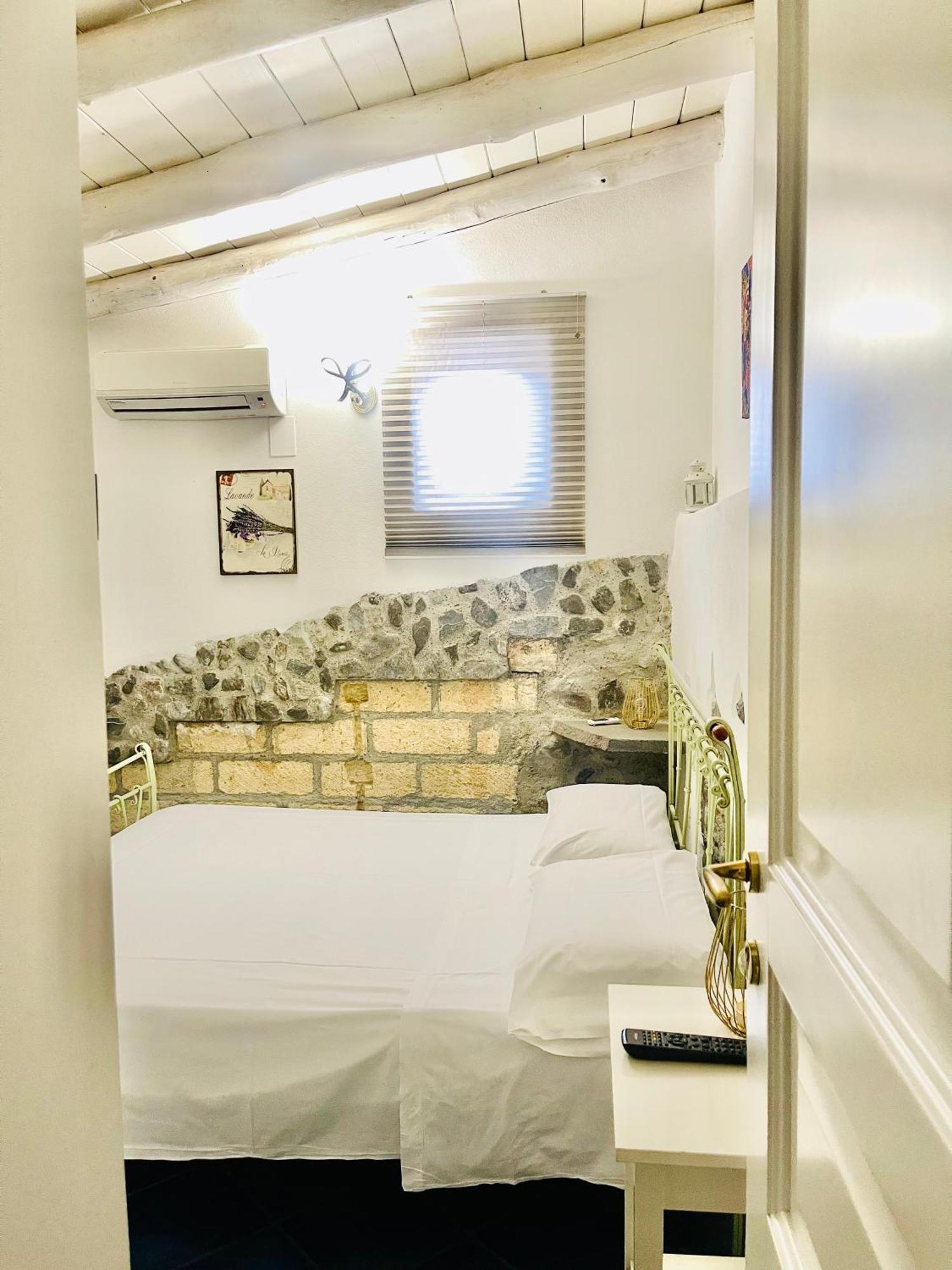 Borgo Camicia In Bed and Breakfast Barcellona-Pozzo di Gotto Rum bild