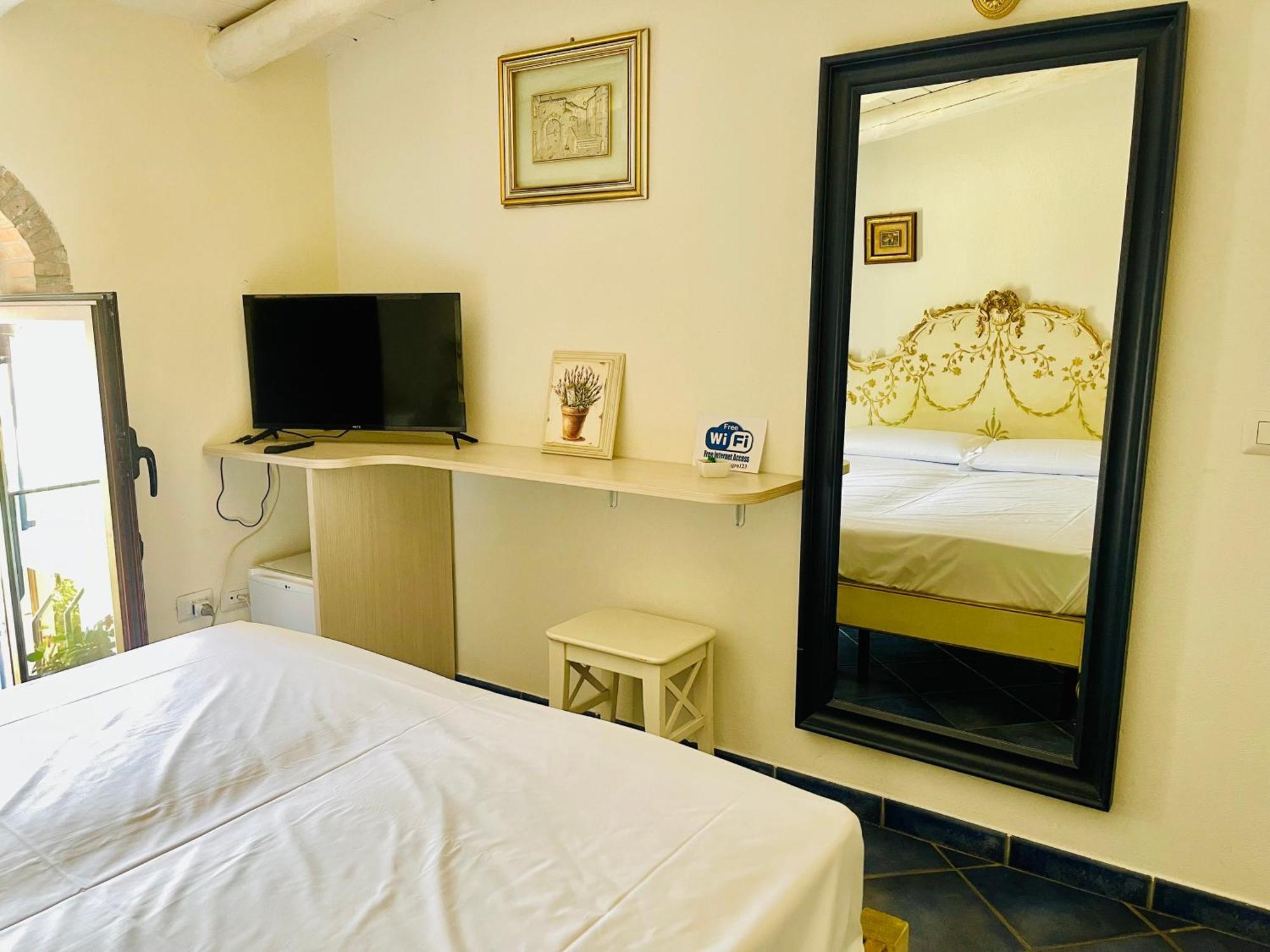Borgo Camicia In Bed and Breakfast Barcellona-Pozzo di Gotto Rum bild